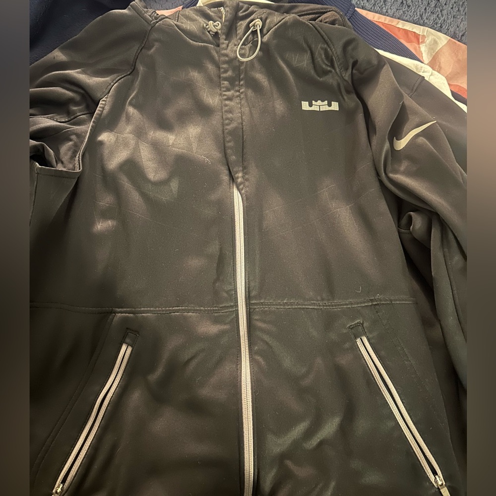 NIKE LEBRON JAMES ZIP-UP SWEATER. SIZE MEDIUM. COLOR: BLACK & GRAY